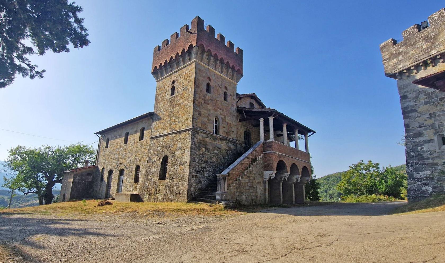 Toscana Immobiliare - Castle with 200 hectares of land for sale in Tuscany