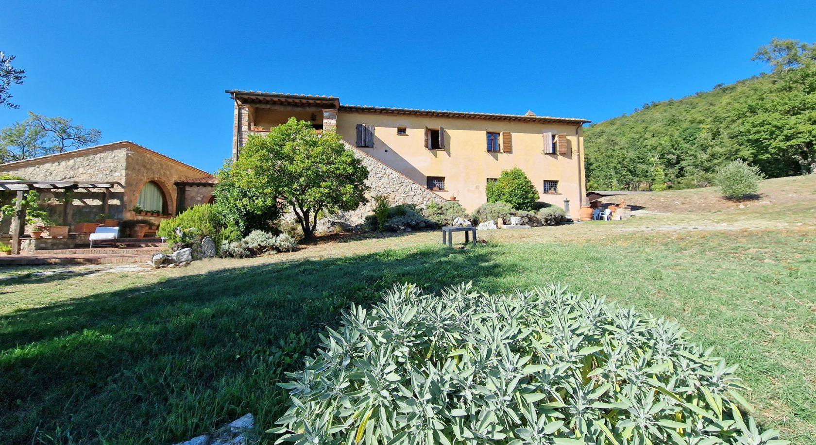 Toscana Immobiliare - Casale ristrutturato con terreno in vendita a Sarteano in Toscana