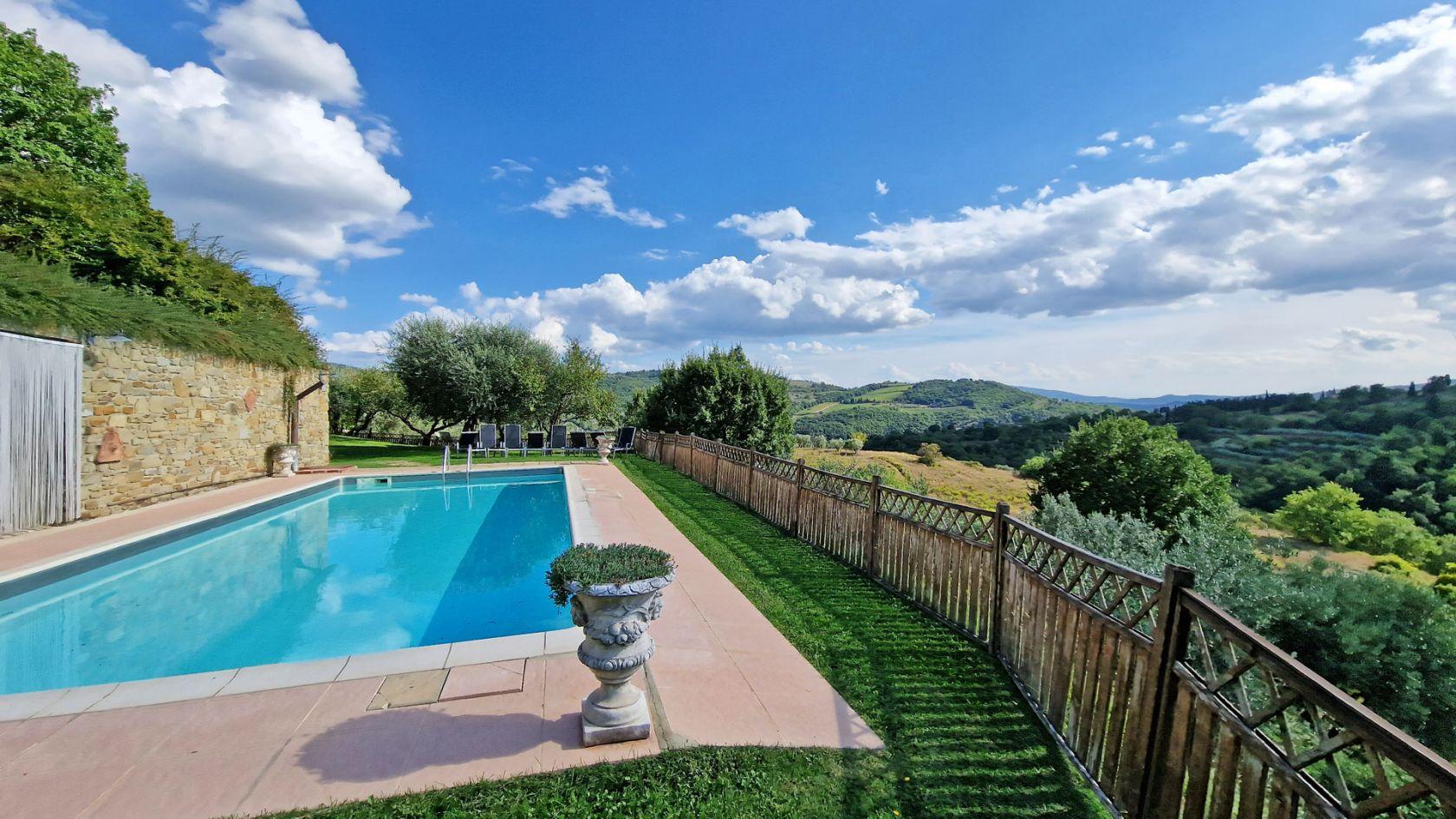 Toscana Immobiliare - Casale con piscina e oliveto in vendita ad Arezzo Toscana