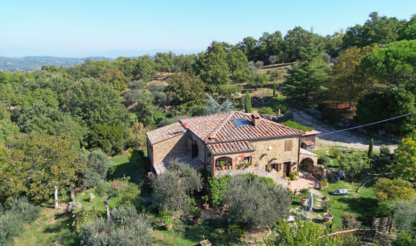 Toscana Immobiliare -  Casale ristrutturato con 3 camere, 2 bagni e 13 ettari di terreno in vendita in Valdichiana, Toscana, Italia