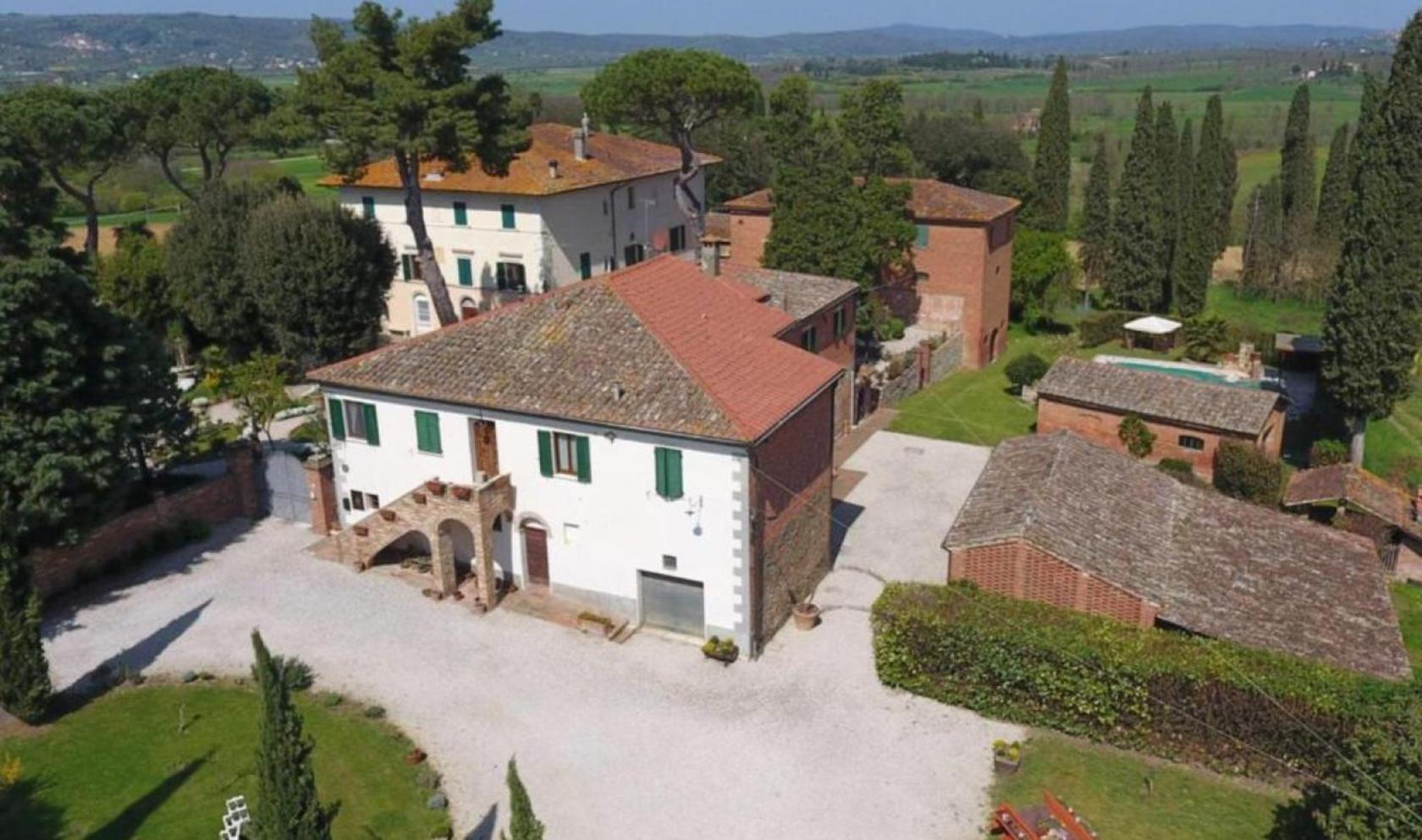 Toscana Immobiliare - Prestigiosa proprietà con villa e agriturismo in vendita in Toscana