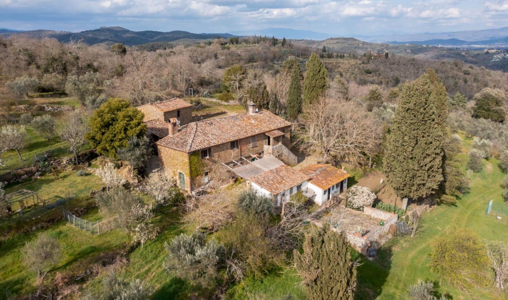 Toscana Immobiliare - Casale con due annessi e terreno in provincia di Arezzo