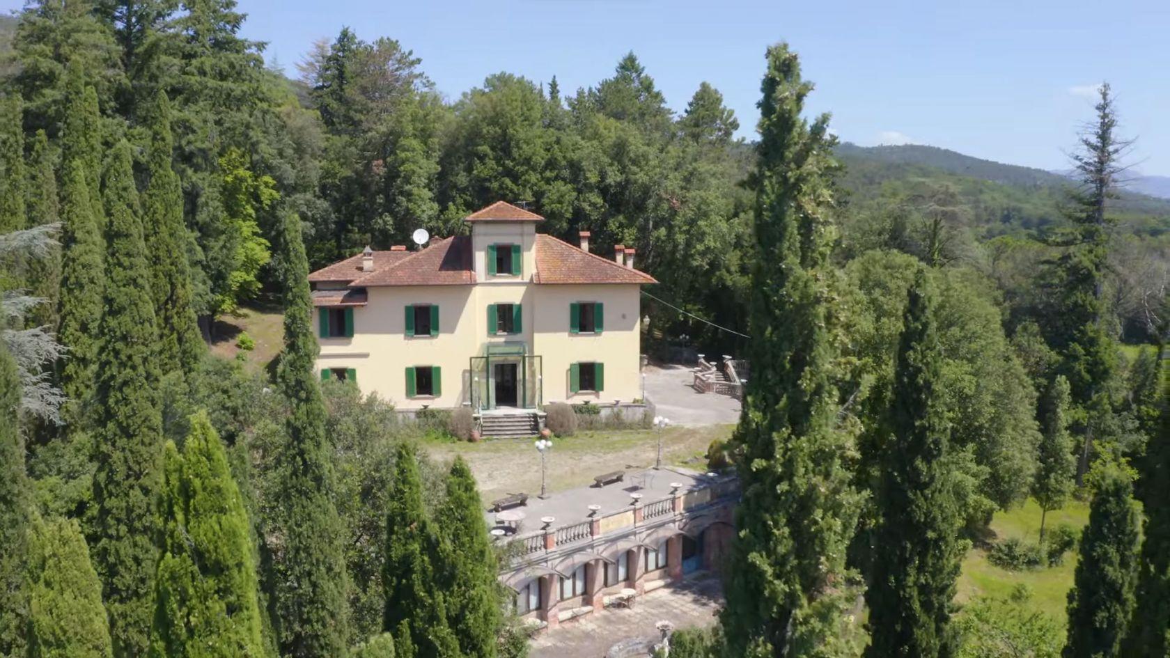 Toscana Immobiliare - Panoramic villa surrounded by greenery for sale in Anghiari Tuscany