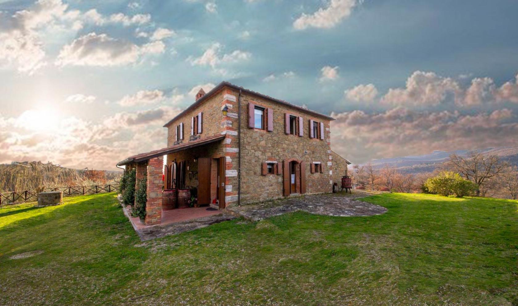 Toscana Immobiliare - Casolare tipico toscano con piscina in vendita posizione panoramica