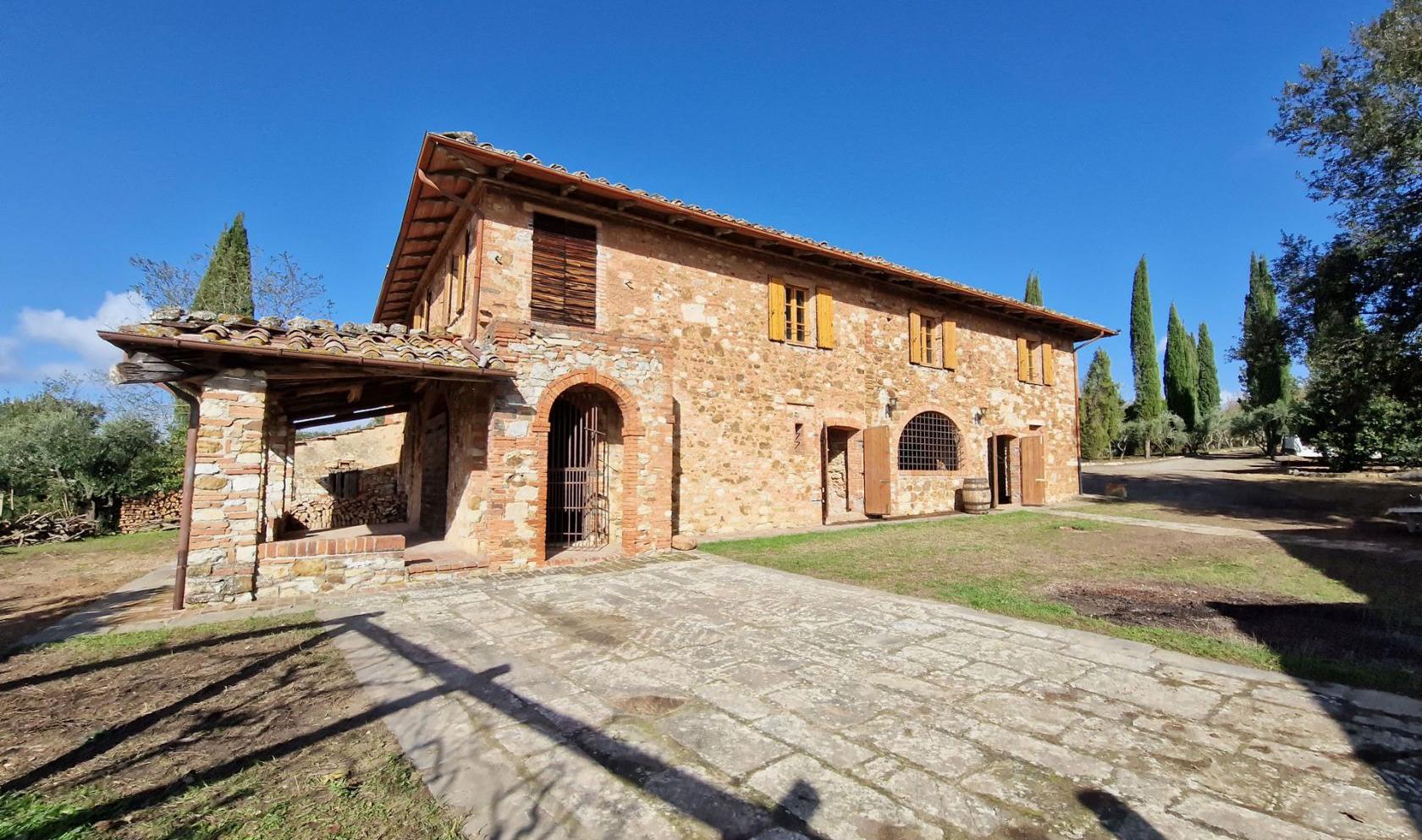 Toscana Immobiliare - Casale con giardino e annessi in vendita ad Asciano, in Toscana