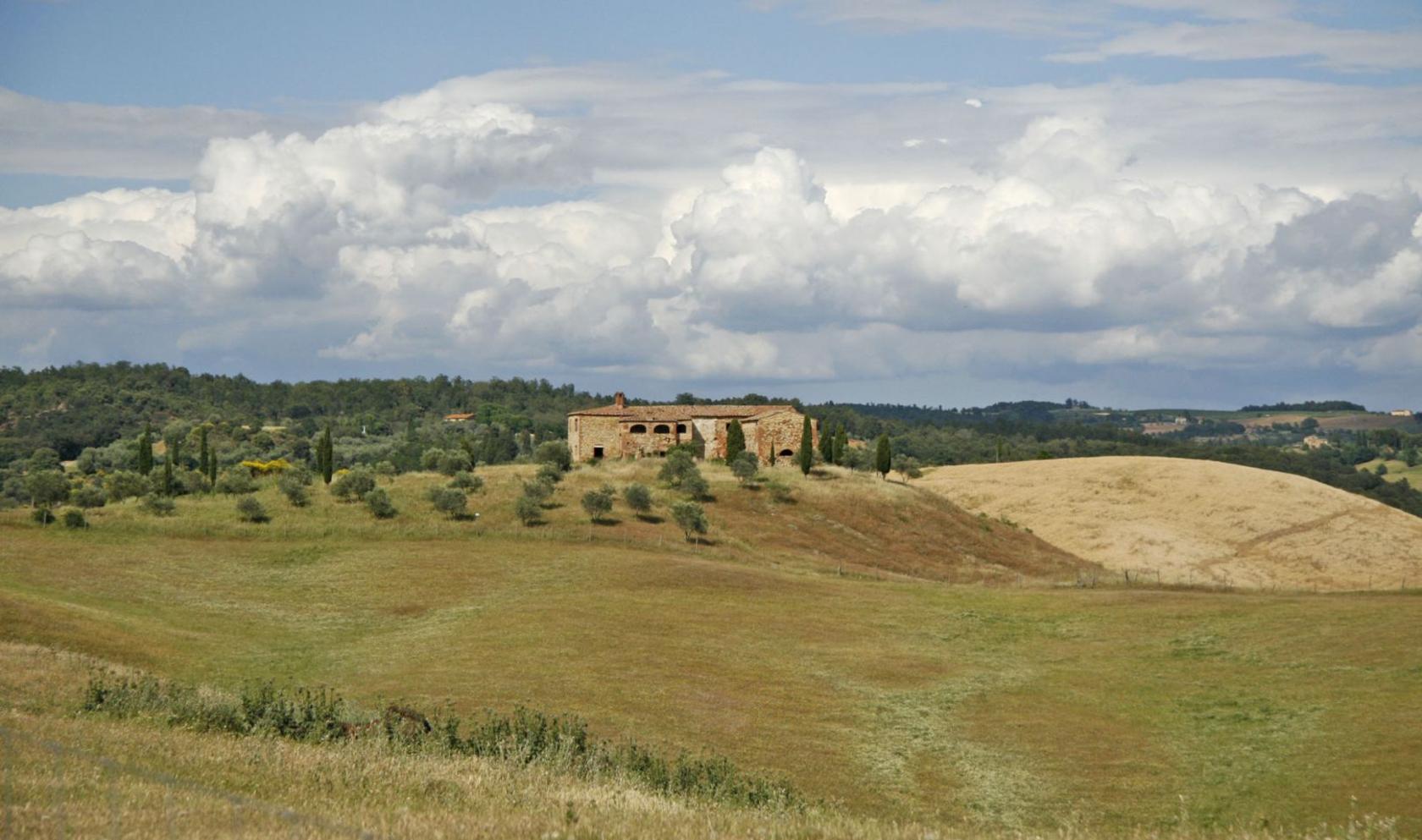 Toscana Immobiliare - Antico casale in vendita tra le colline della campagna di Siena, in Toscana