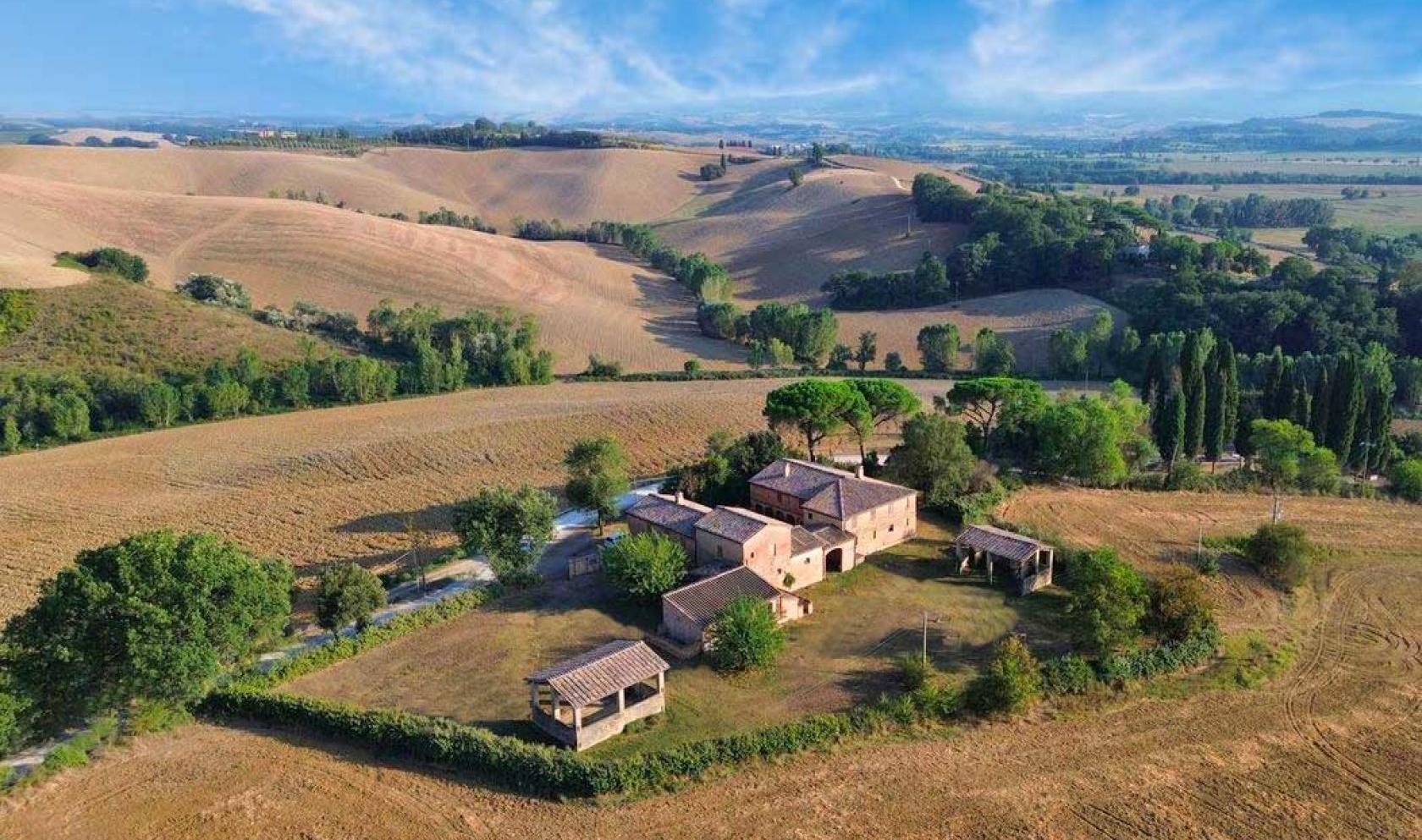Toscana Immobiliare - Farmhouse for sale near Siena in Tuscany
