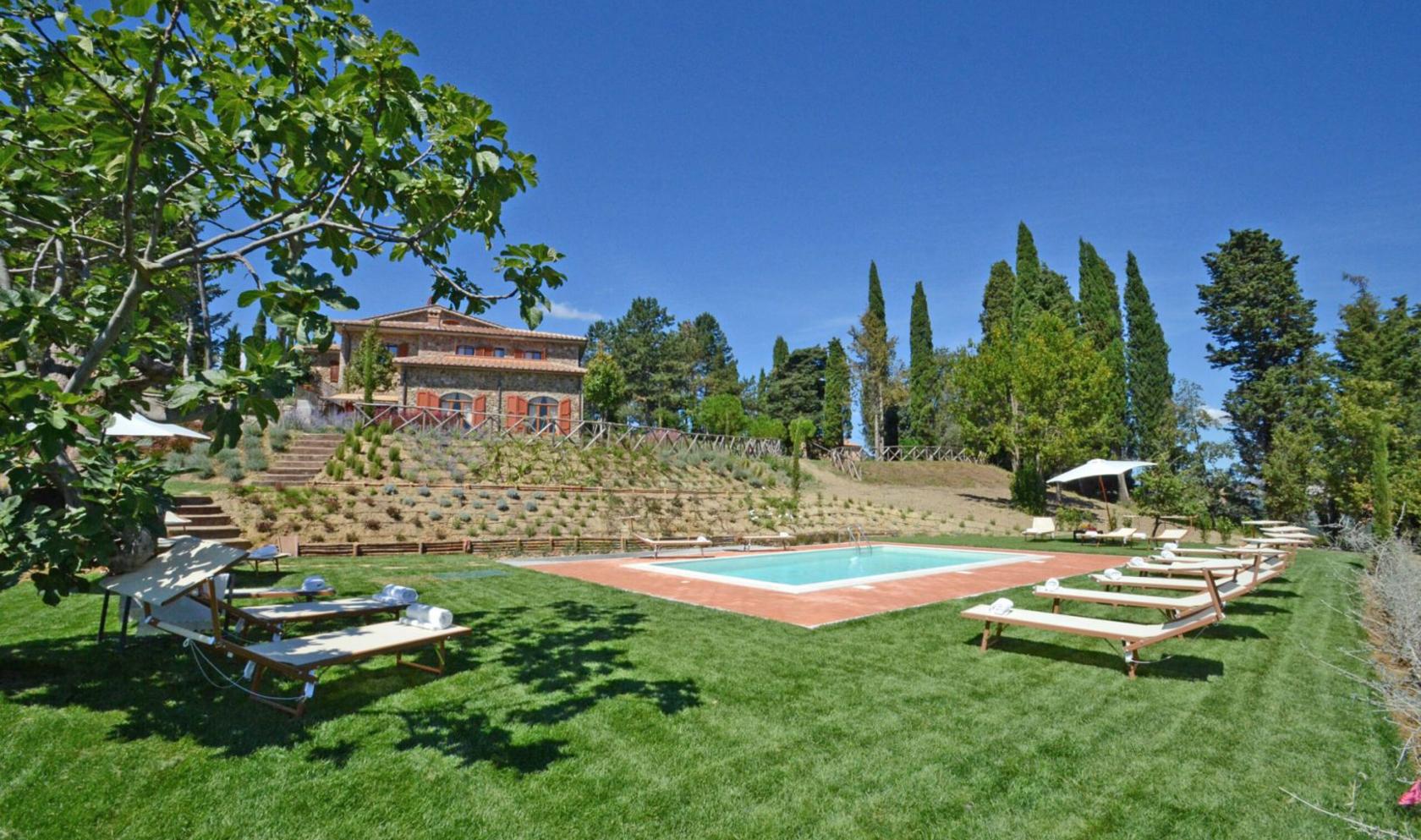 Toscana Immobiliare - Farm with farmhouse, annexe, pool, 25 ha of land and panoramic views for sale in Tuscany