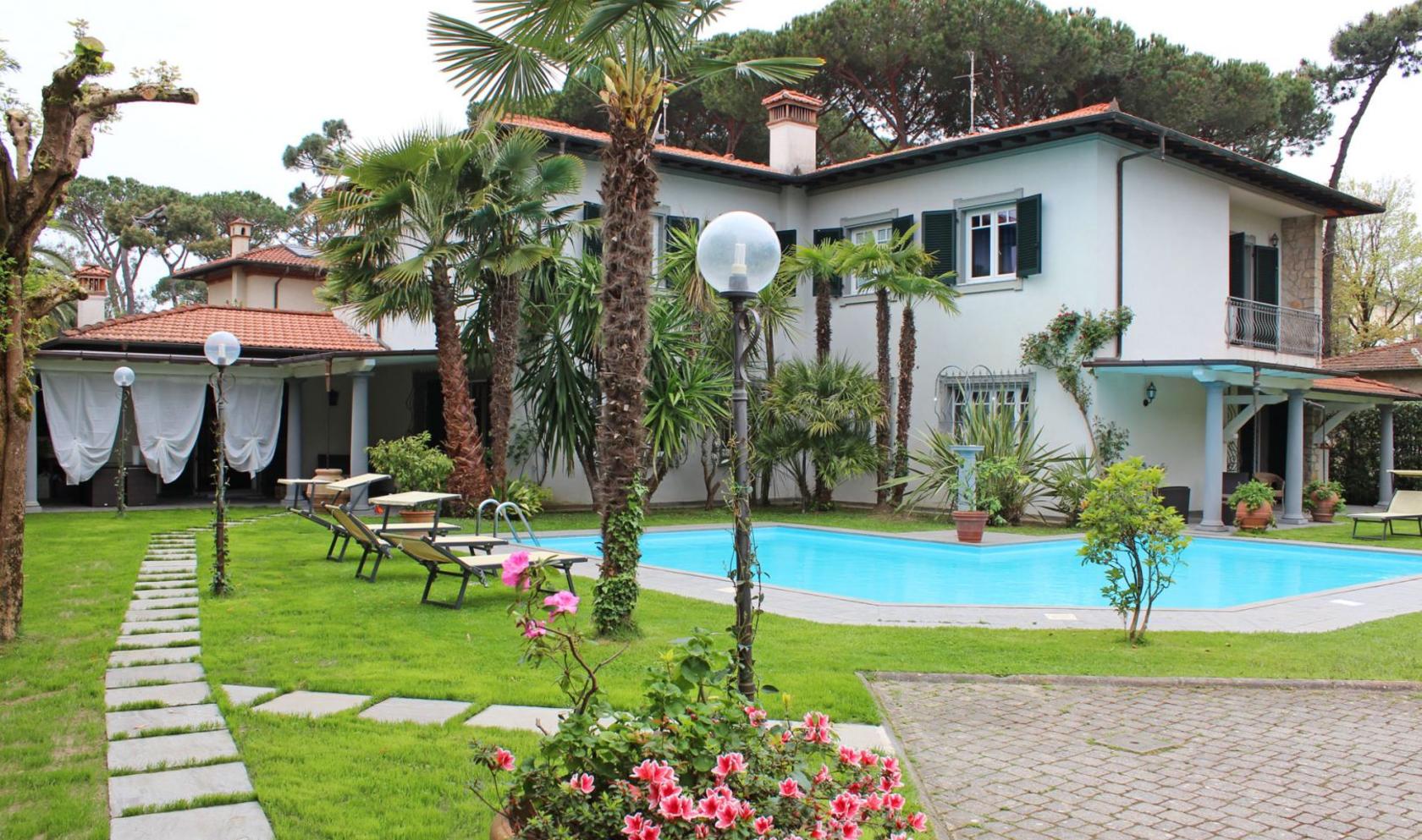 Toscana Immobiliare - Villa di lusso con piscina in vendita a Forte dei Marmi