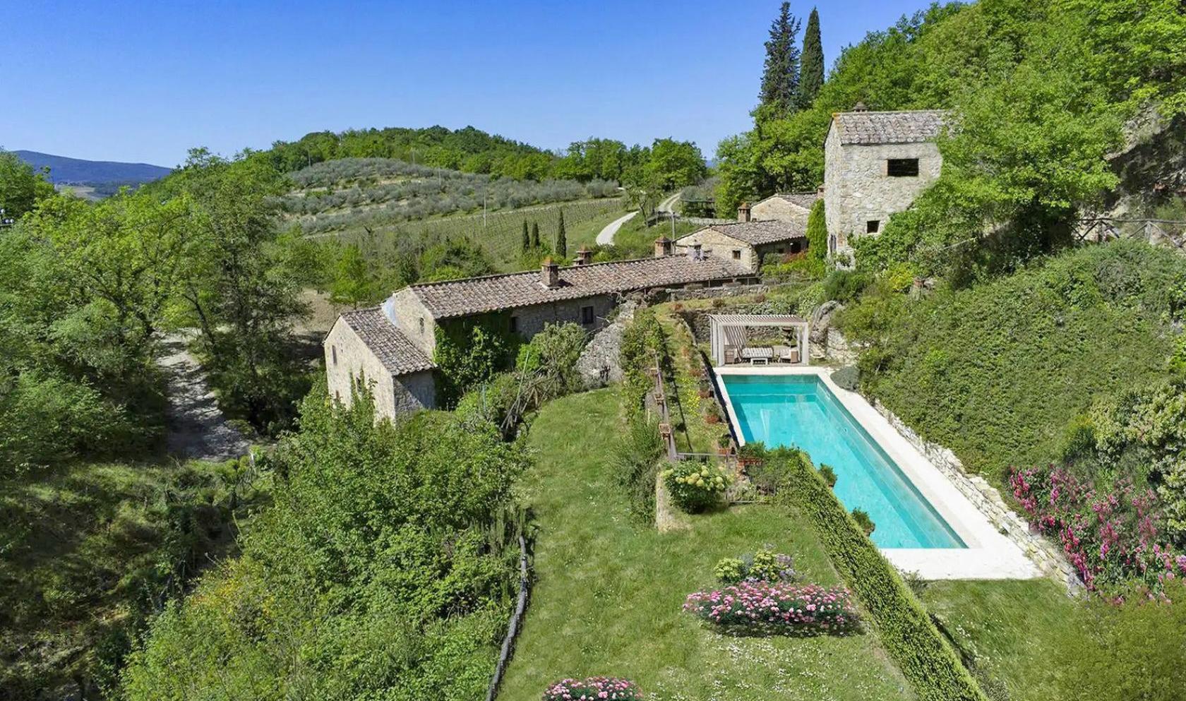 Toscana Immobiliare - Restored farmhouse with 2 annexes, 11 bedrooms, 10 bathrooms, swimming pool and 7.8 ha of land in Tuscany