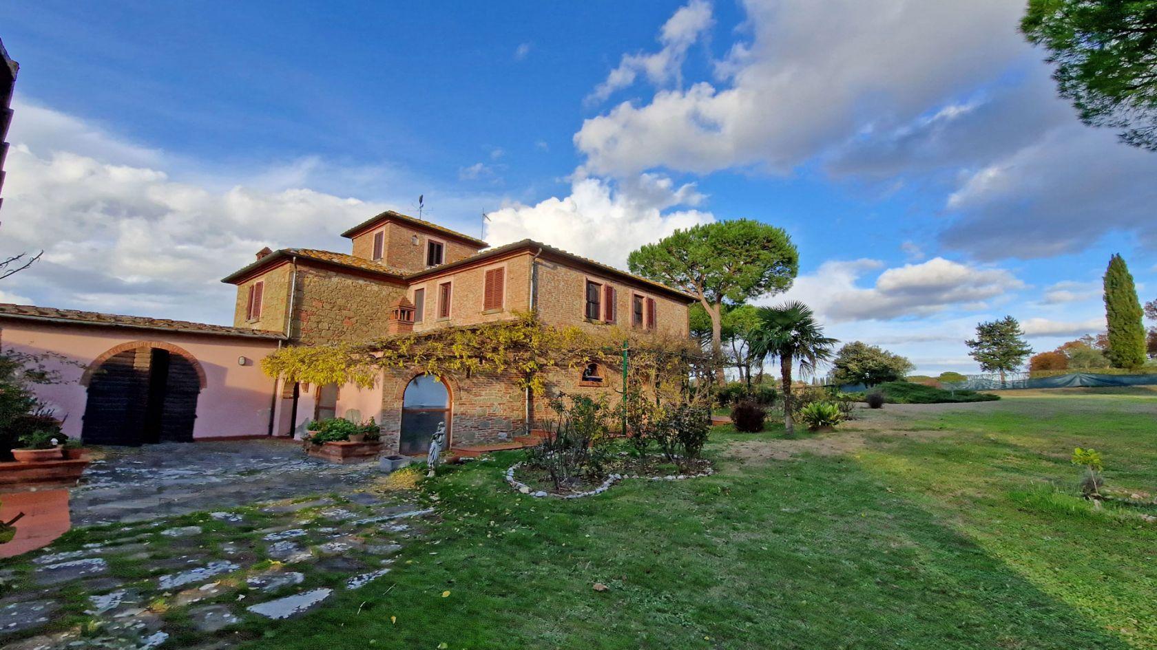 Toscana Immobiliare - Farmhouse for sale in Tuscany