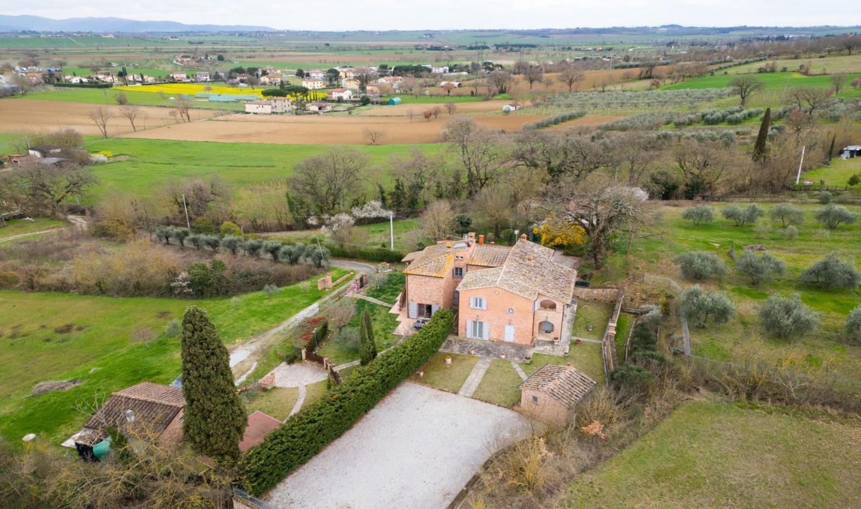 Toscana Immobiliare - Restored farmhouse with annexe, land and view of the Tuscan countryside
