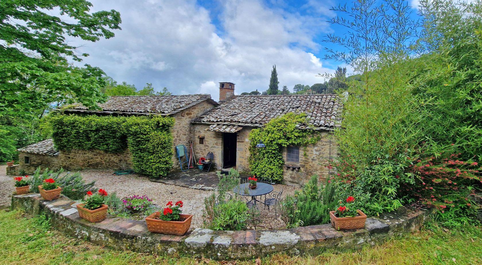 Toscana Immobiliare - for sale in Cortona in Tuscany Ancient mill farmhouse with olive grove