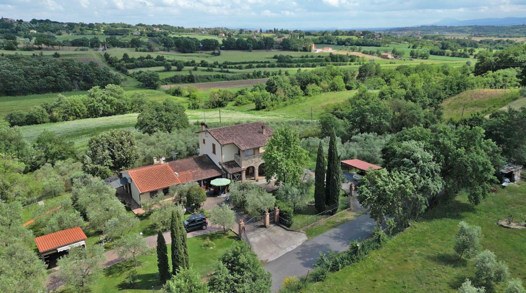 Toscana Immobiliare -  Il casale è situato in posizione panoramica non lontano da Arezzo