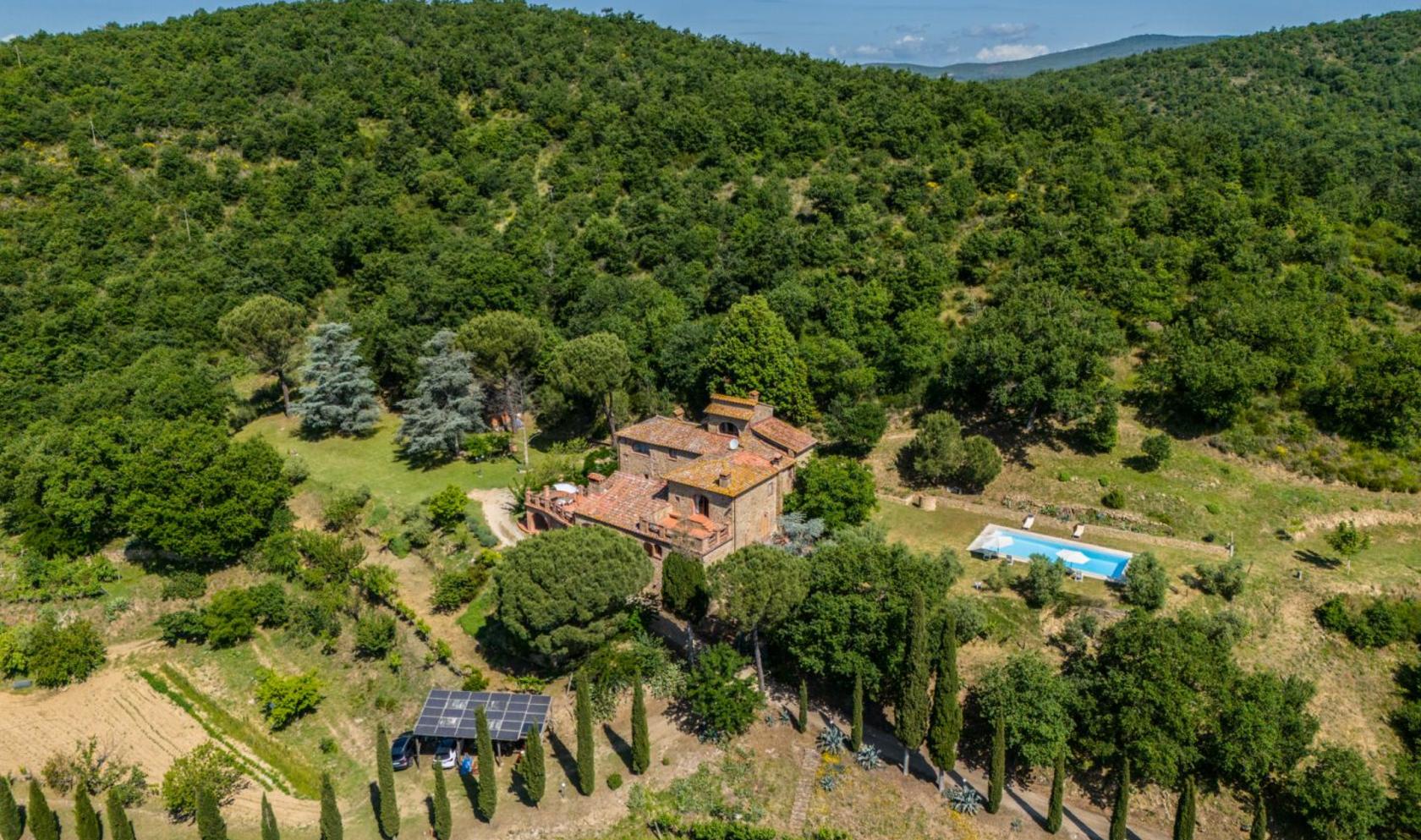 Toscana Immobiliare - Casale ristrutturato con annessi, piscina panoramica e 18 ha di terreno con vigneto e oliveto a Sinalunga, in Toscana