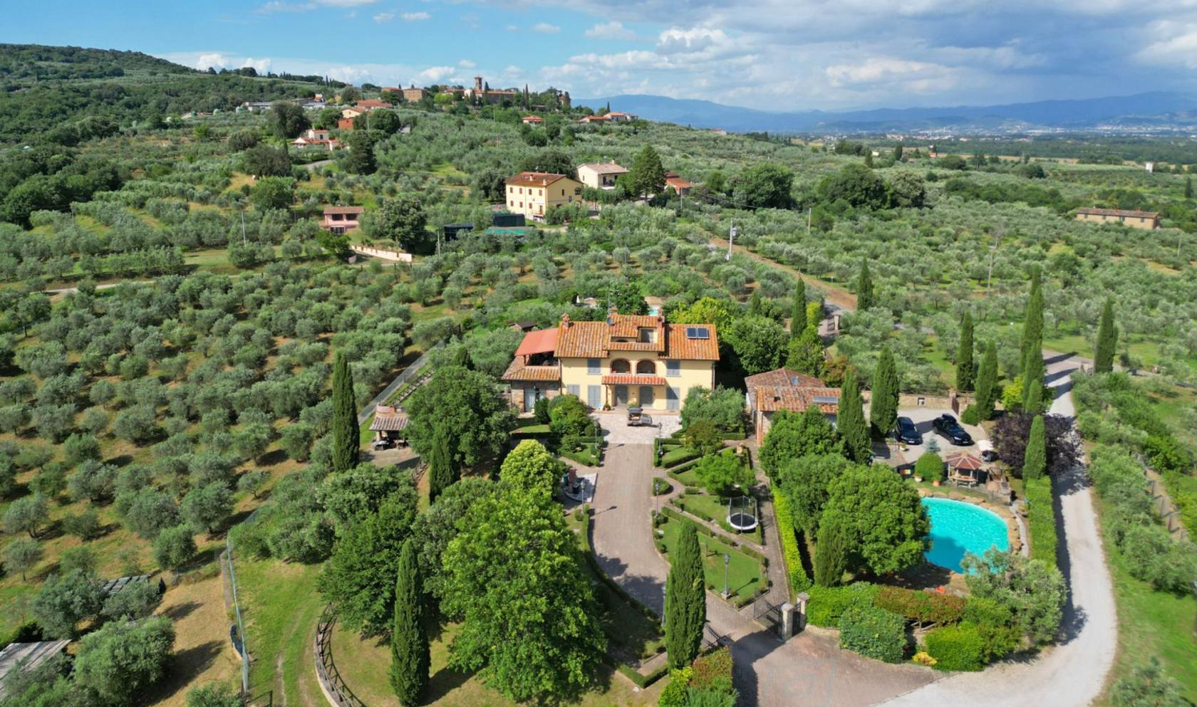 Toscana Immobiliare - Herrliche historische Villa im Grünen, mit privaten Swimmingpools und Panoramablick über das Chianti-Gebiet, in Arezzo zu verkau