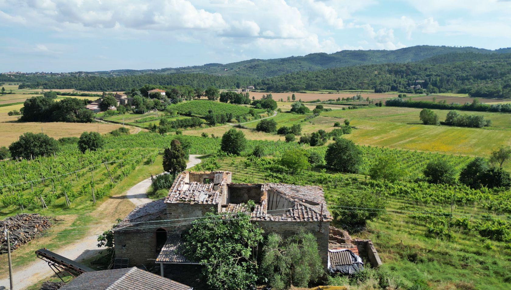 Toscana Immobiliare - asale da ristrutturare con vigneto in provincia di Arezzo