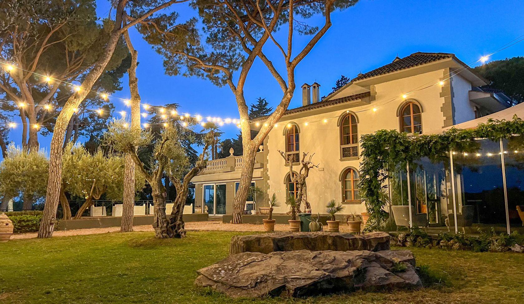 Toscana Immobiliare - Villa con parco privato e piscina in vendita a Passignano sul Trasimeno
