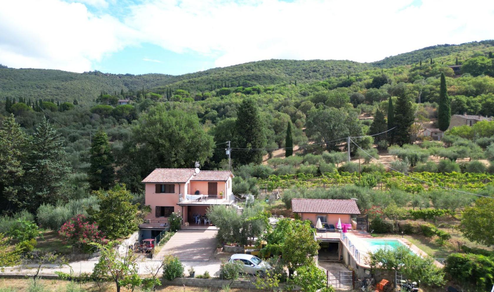 Toscana Immobiliare - La villa di circa 130 mq è suddivisa in 2 unità immobiliari indipendenti