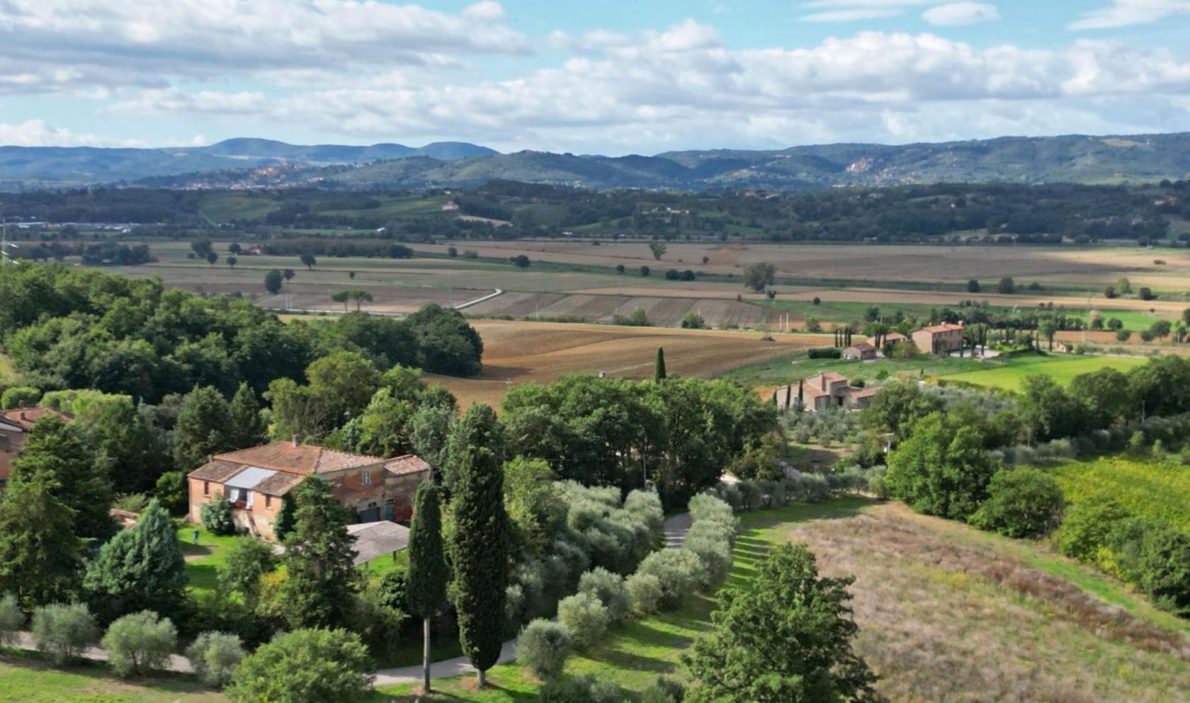 Toscana Immobiliare - Casale in pietra con annessi e 7 ha di terreno in vendita a Foiano della Chiana, Toscana