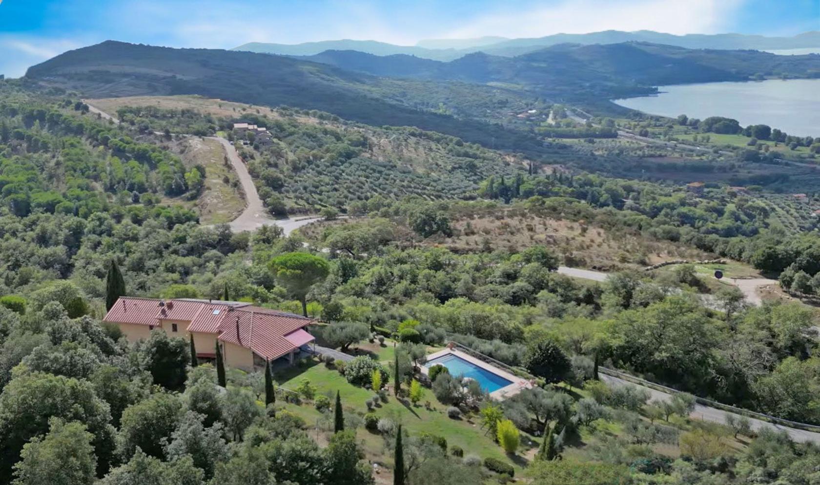 Toscana Immobiliare - Villa di lusso in vendita in Umbria con vista sul lago Trasimeno