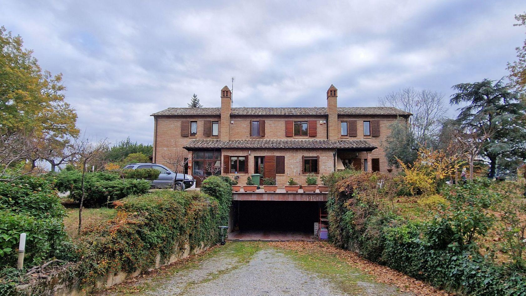 Toscana Immobiliare - Built with high quality materials, the villa is perfect as an exclusive home or base for exploring the area