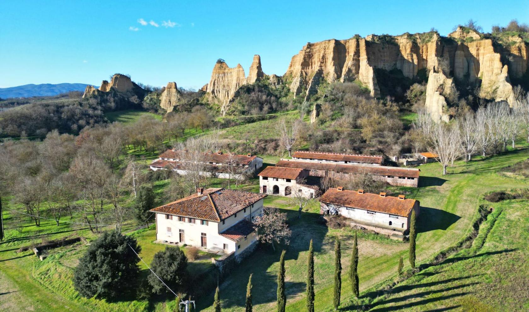 Toscana Immobiliare - Tenuta toscana con 28 ha di terreno in vendita tra le Balze del Valdarno
