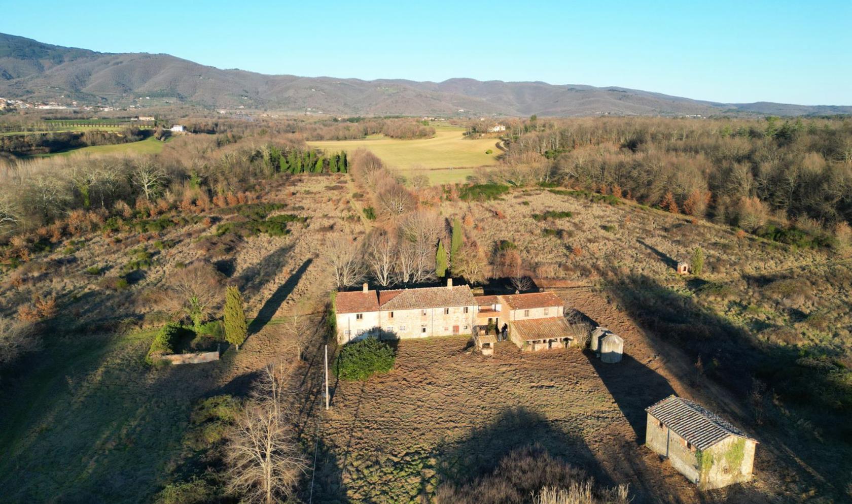Toscana Immobiliare - Casale da ristrutturare in vendita in provincia di Arezzo