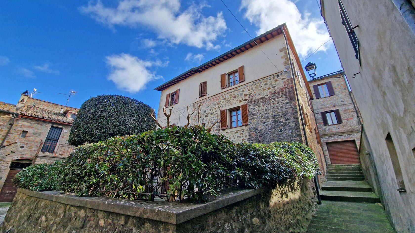 Toscana Immobiliare - Villa indipendente con giardino in vendita nel cuore del borgo medievale di Contignano, in Val d’Orcia, in provincia di Siena