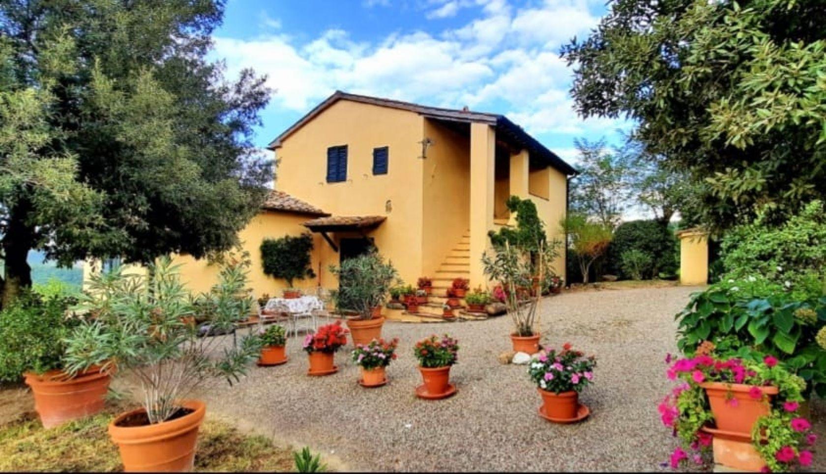 Toscana Immobiliare - Casale del XVIII secolo con vista panoramica e uliveto in Toscana