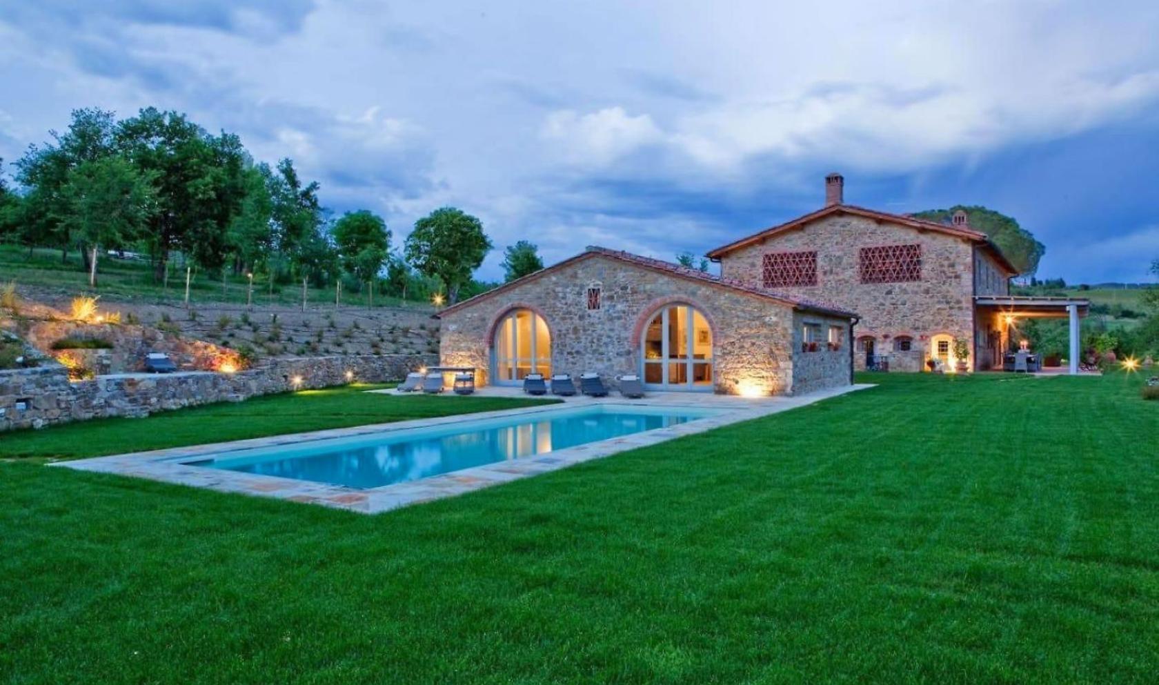 Toscana Immobiliare - Podere con agriturismo e terreno in vendita nel Chianti Classico