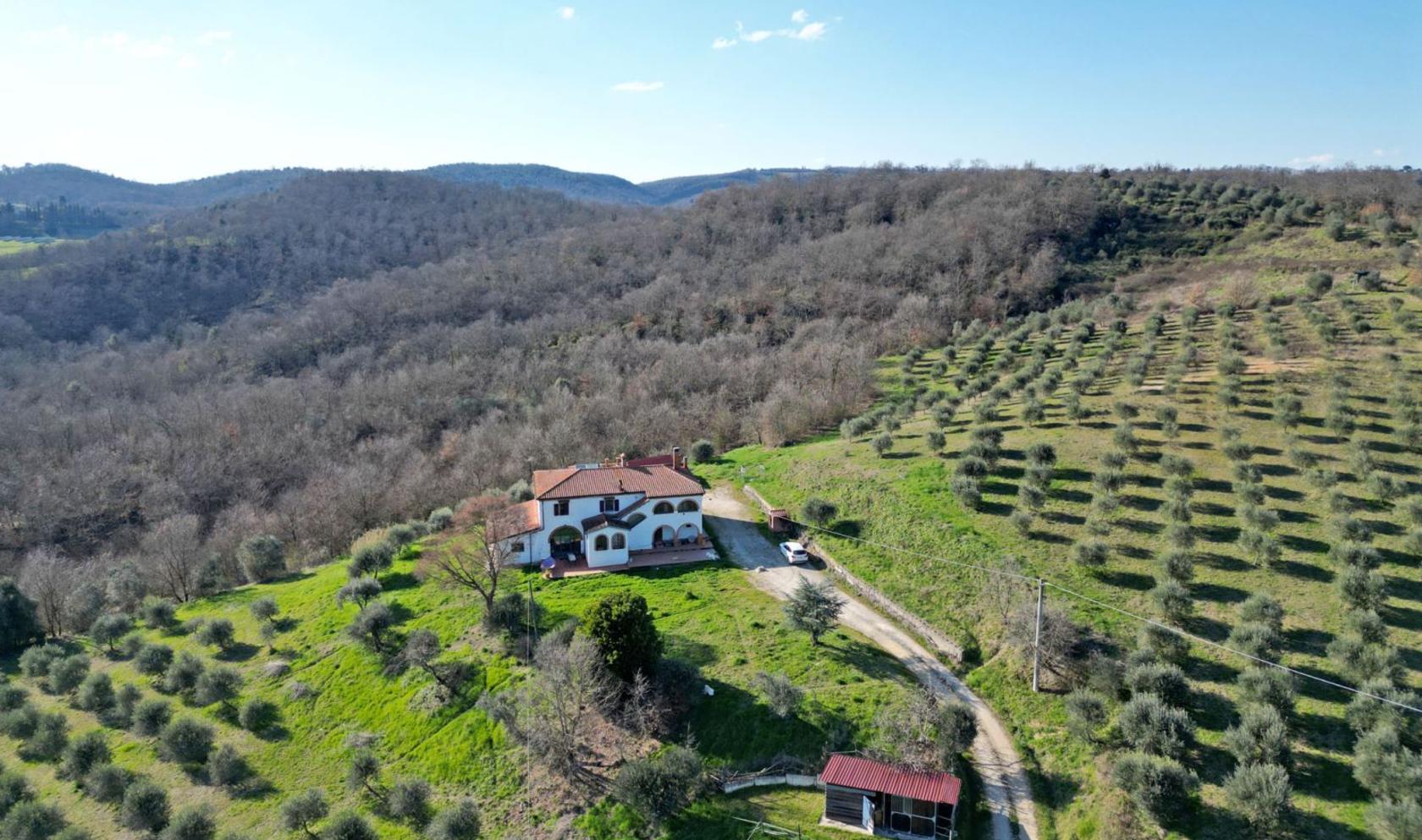 Toscana Immobiliare - La ristrutturazione, eseguita con materiali di qualità, ha preservato il fascino tipico toscano
