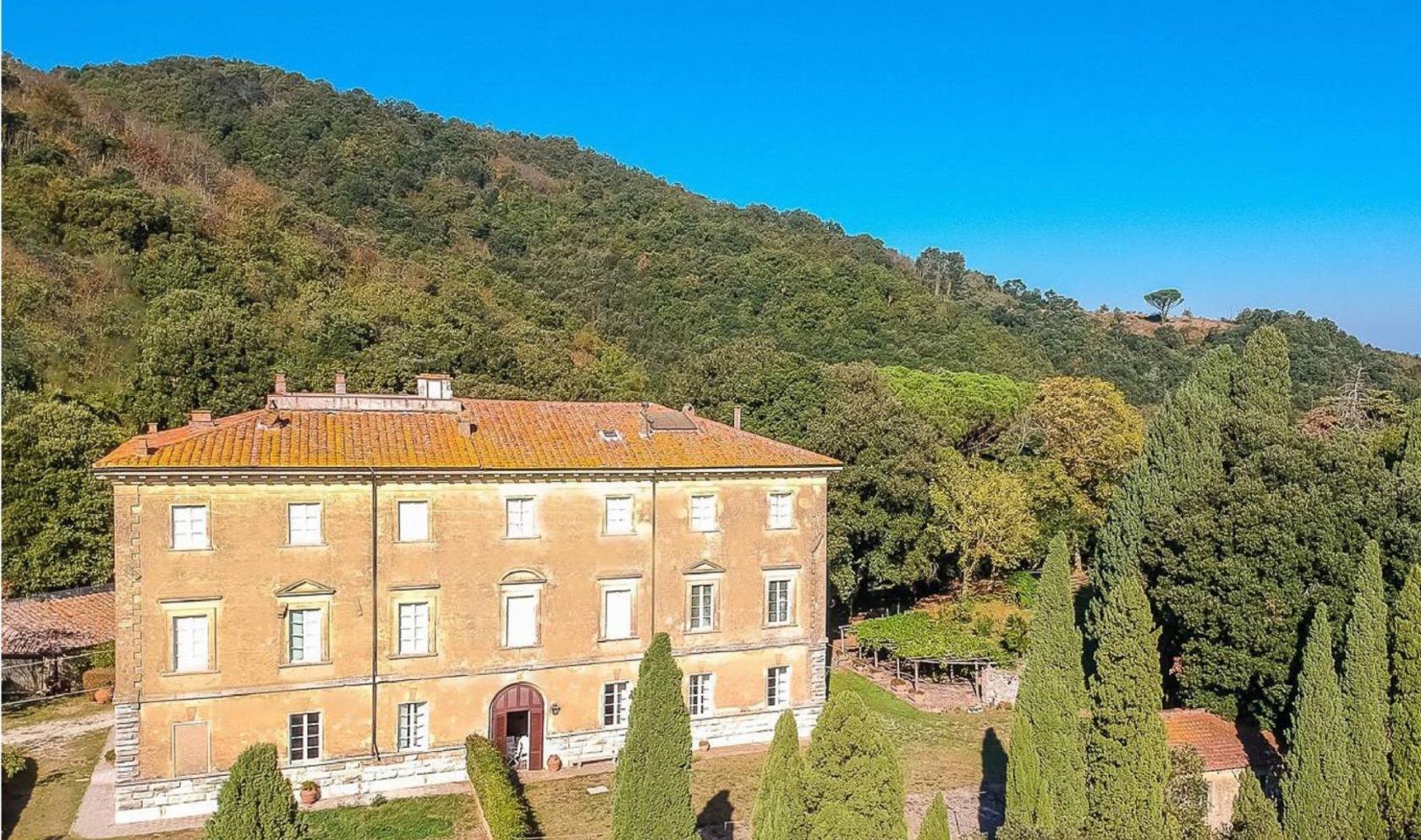 Toscana Immobiliare - Villa storica con vista mozzafiato sulle colline toscane