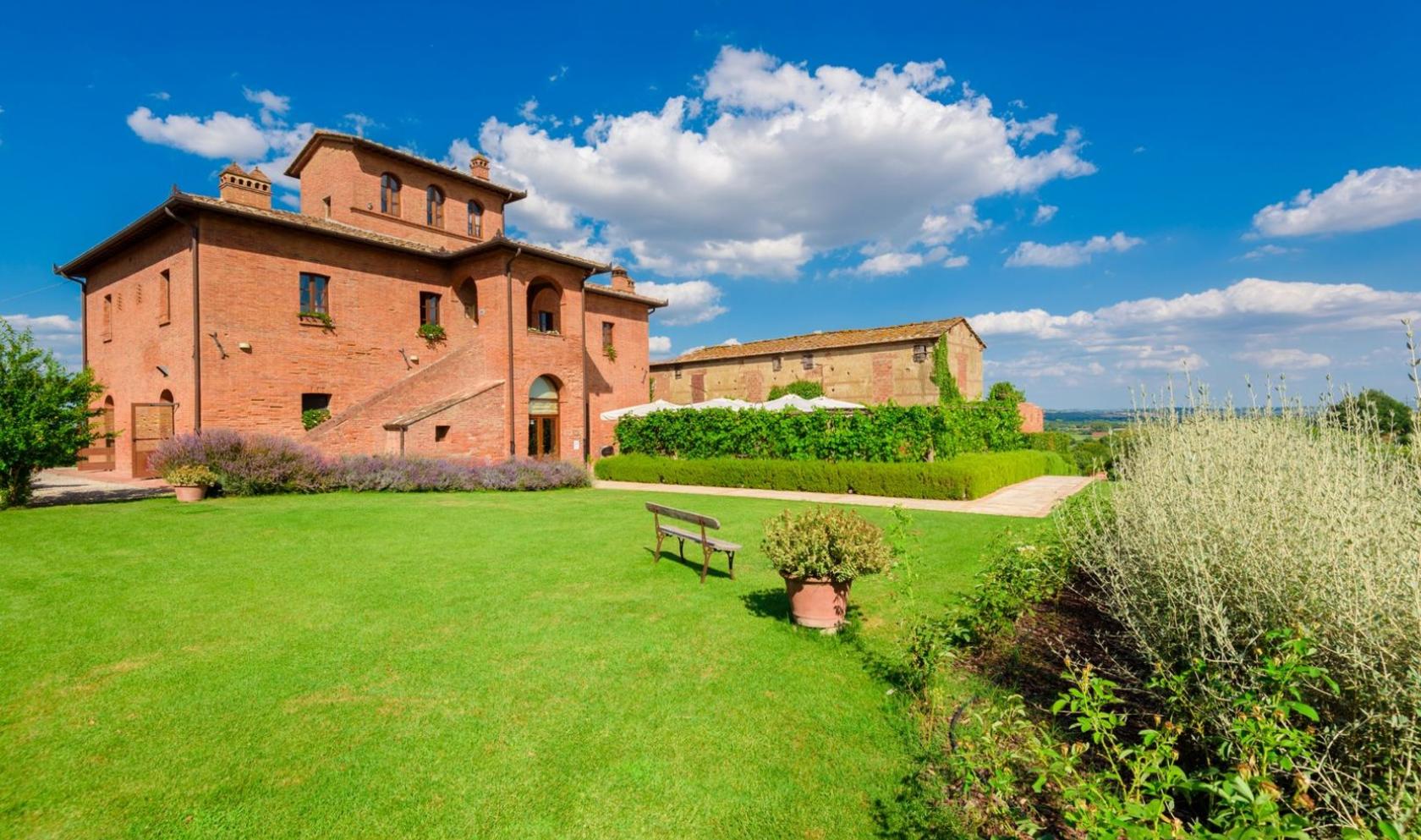 Toscana Immobiliare - Relais di lusso con porzione di villa Leopoldina e piscina in provincia di Siena