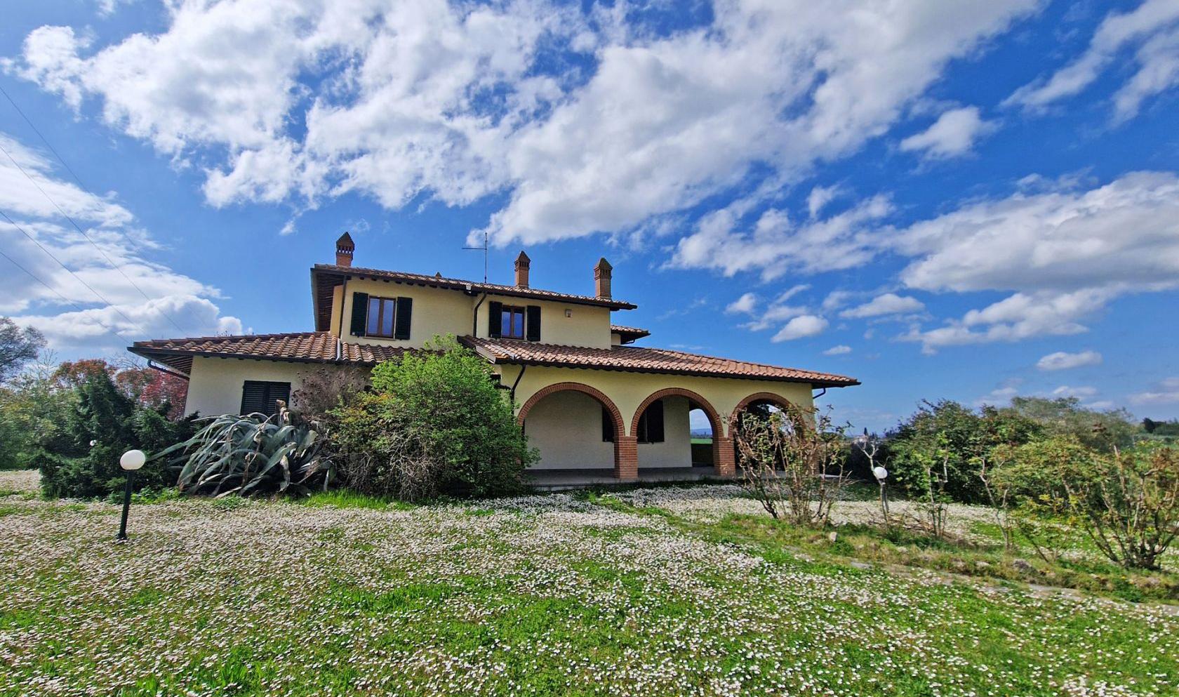 Toscana Immobiliare - Villa con giardino e dépendance nel cuore della Toscana
