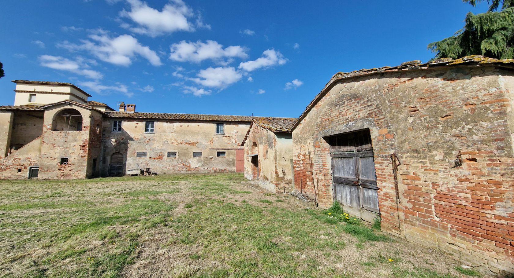 Toscana Immobiliare - Casale toscano da ristrutturare con terreno e annessi