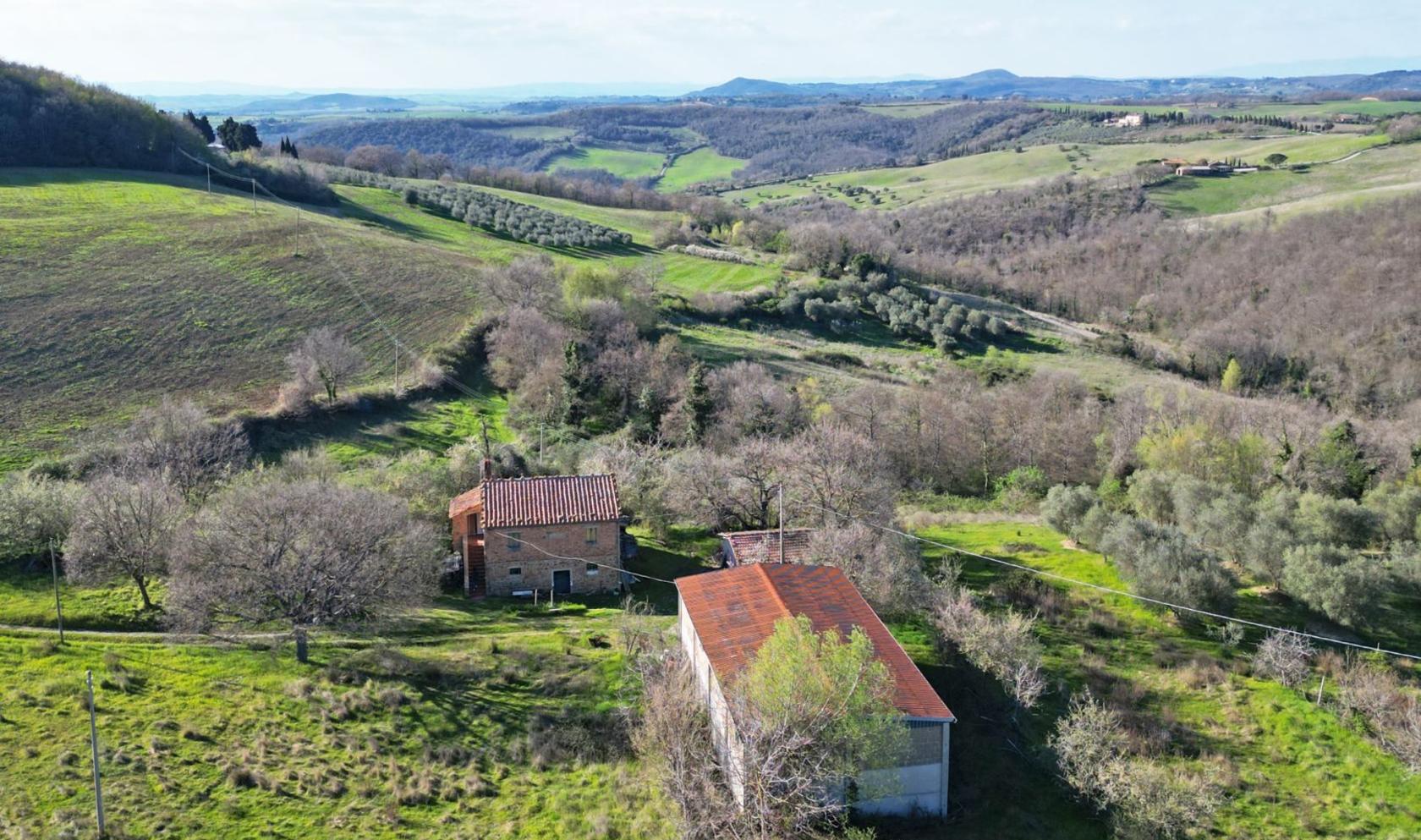 Toscana Immobiliare - Masía para reformar con vistas a la Val d'Orcia