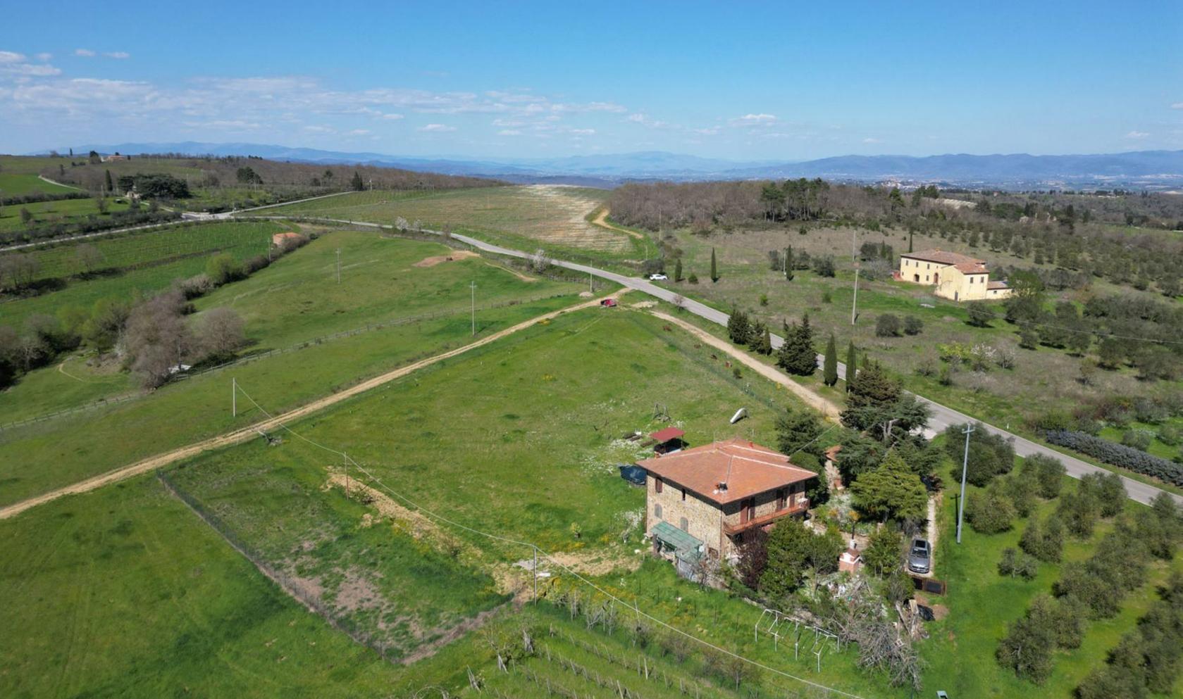 Toscana Immobiliare - Casale con annessi e terreno in vendita a Trequanda Siena