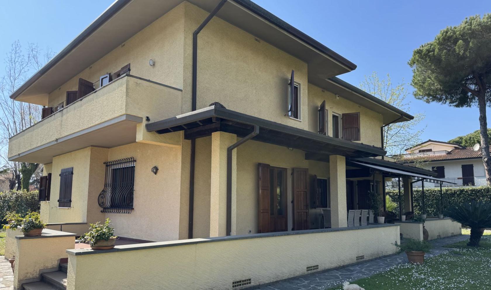 Toscana Immobiliare - Incantevole villa con giardino in vendita a Forte dei Marmi