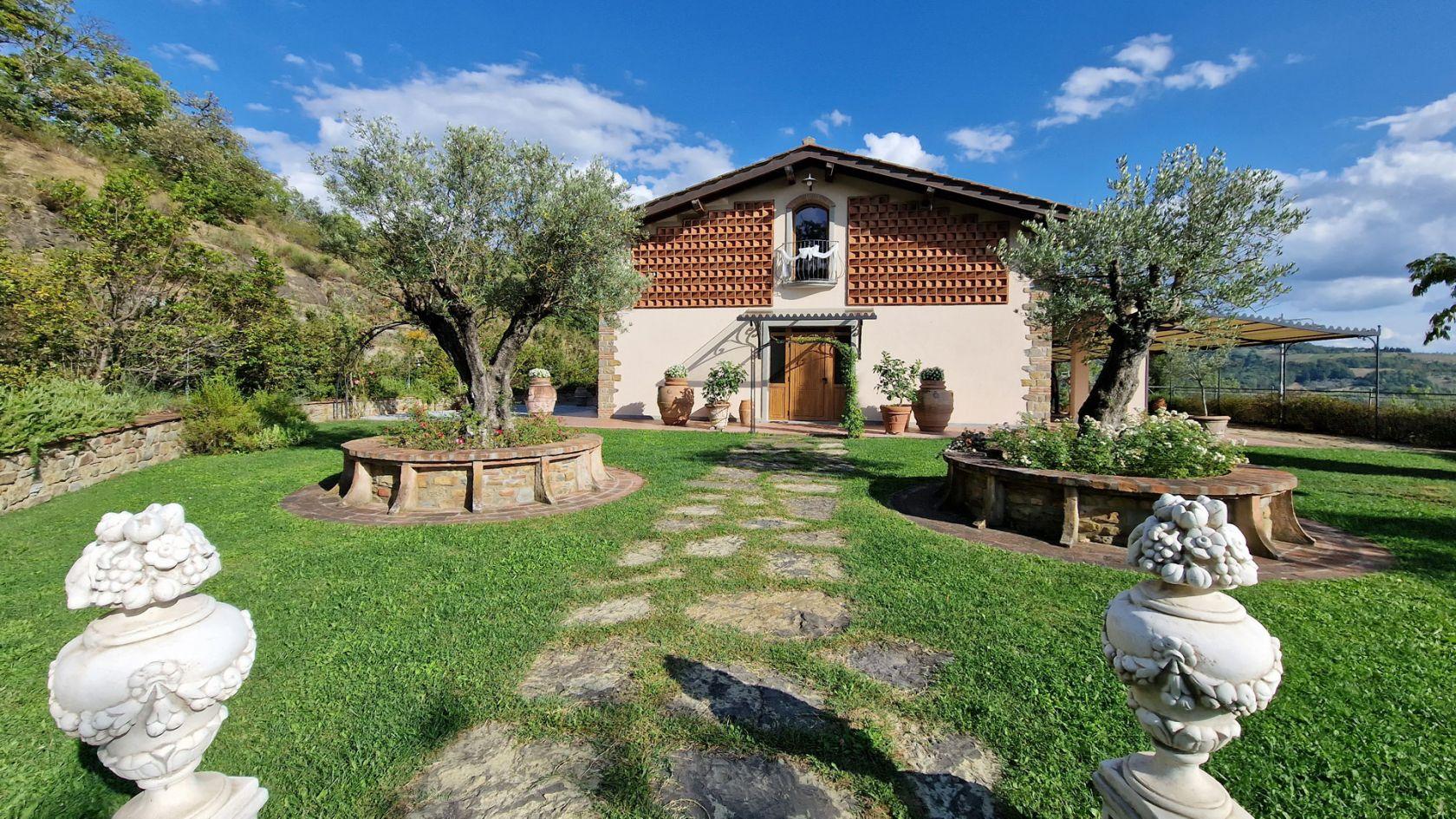 Toscana Immobiliare - Elegant location with 3 hectares of land, olive grove, truffle reserve and spacious interiors in Tuscany