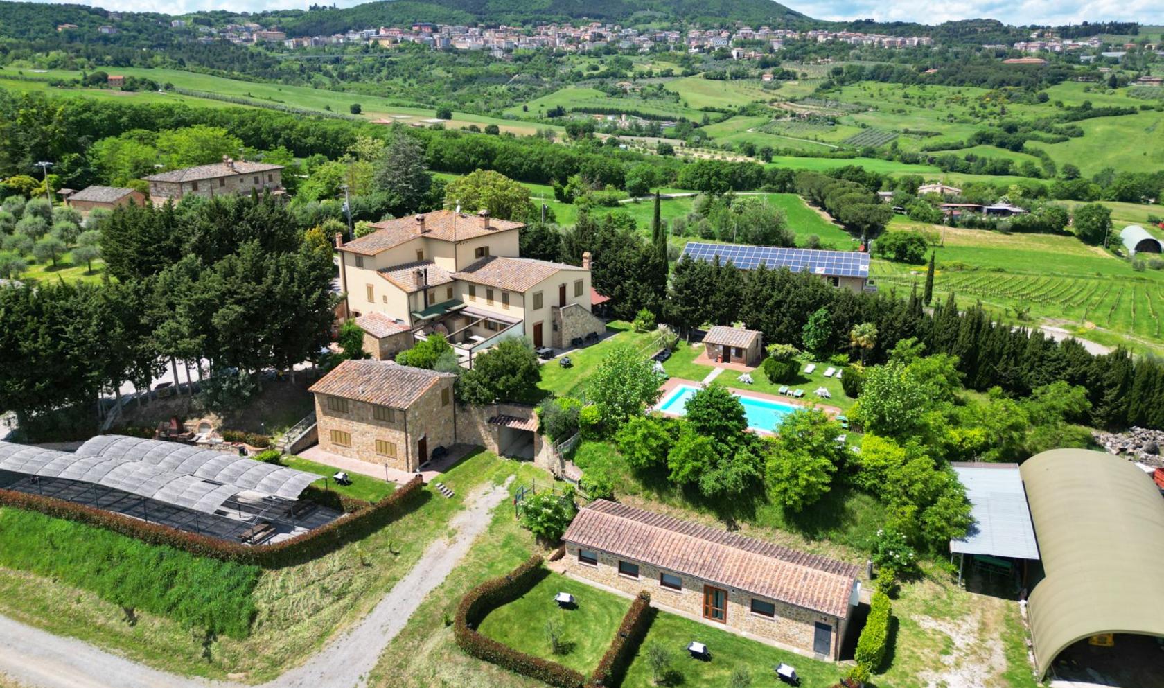 Toscana Immobiliare - Agriturismo con azienda vitivinicola in vendita a Siena