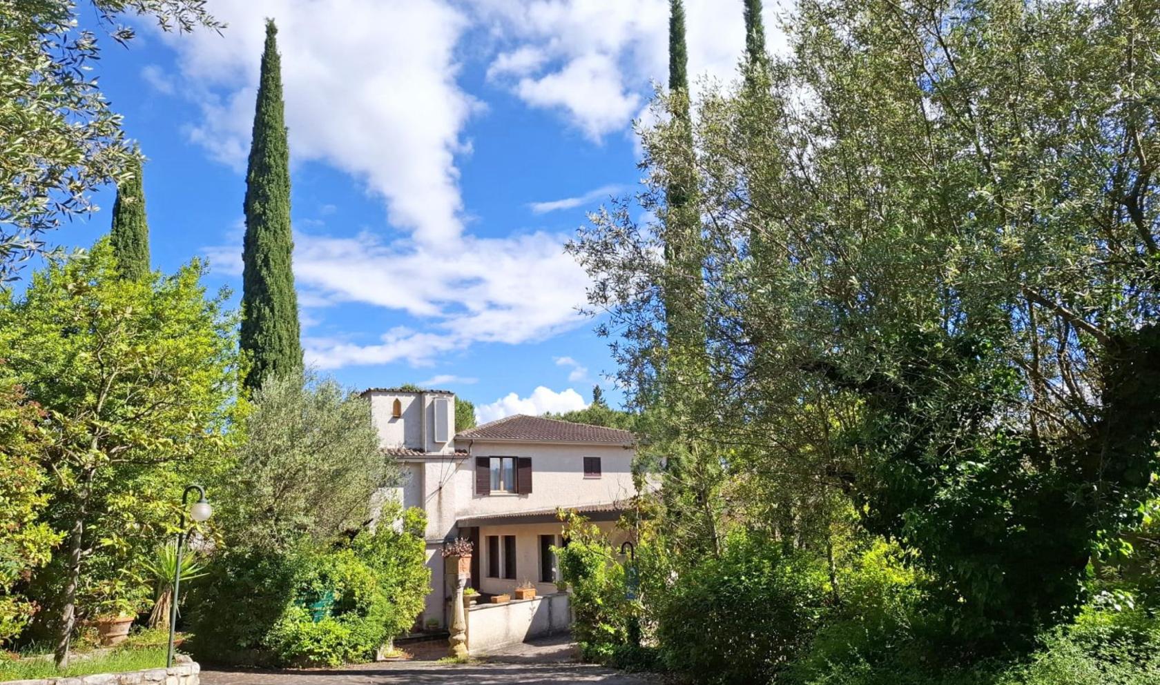 Toscana Immobiliare - Hotel con 43 camere e piscina in vendita in Umbria