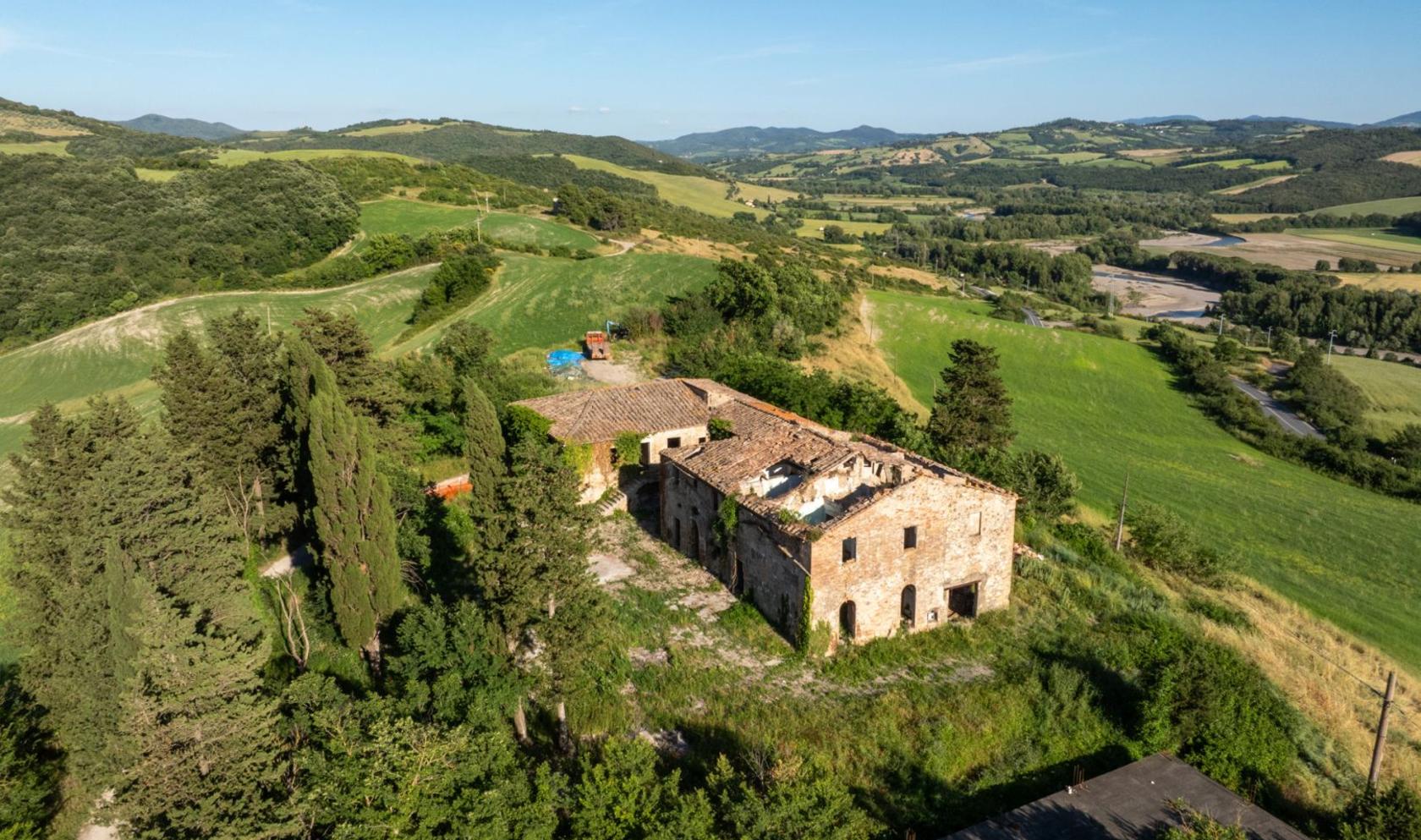 Toscana Immobiliare - Casale da ristrutturare del XVII secolo nelle colline di Volterra, in Toscana