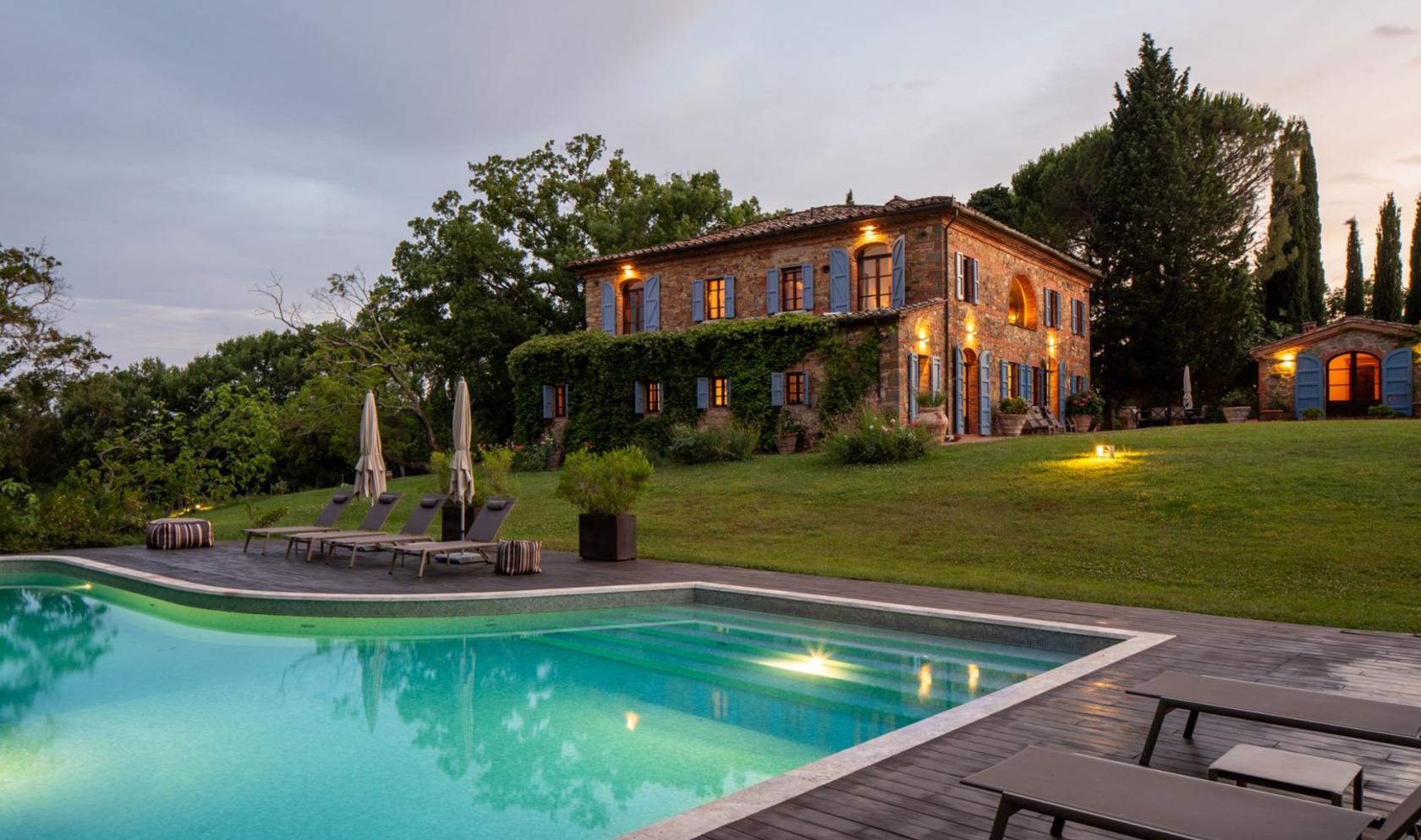 Toscana Immobiliare - Casale panoramico con piscina e terreno in vendita a Lucignano, in Toscana