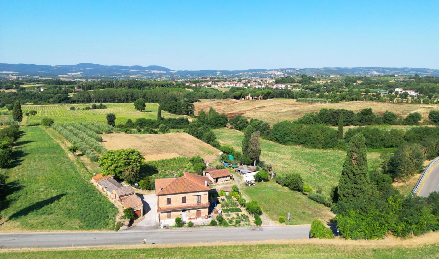 Toscana Immobiliare - Casale con annessi e orto in vendita a Sinalunga, in Toscana