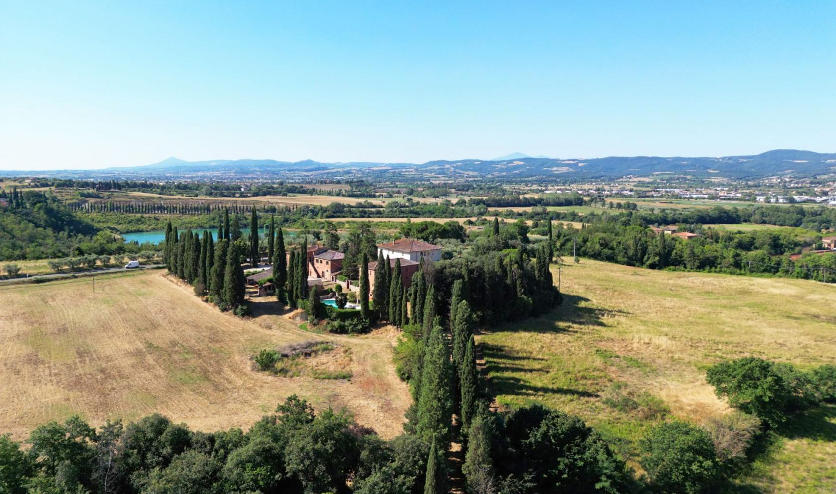 Toscana Immobiliare - Prestigiosa proprietà con villa e agriturismo a Sinalunga