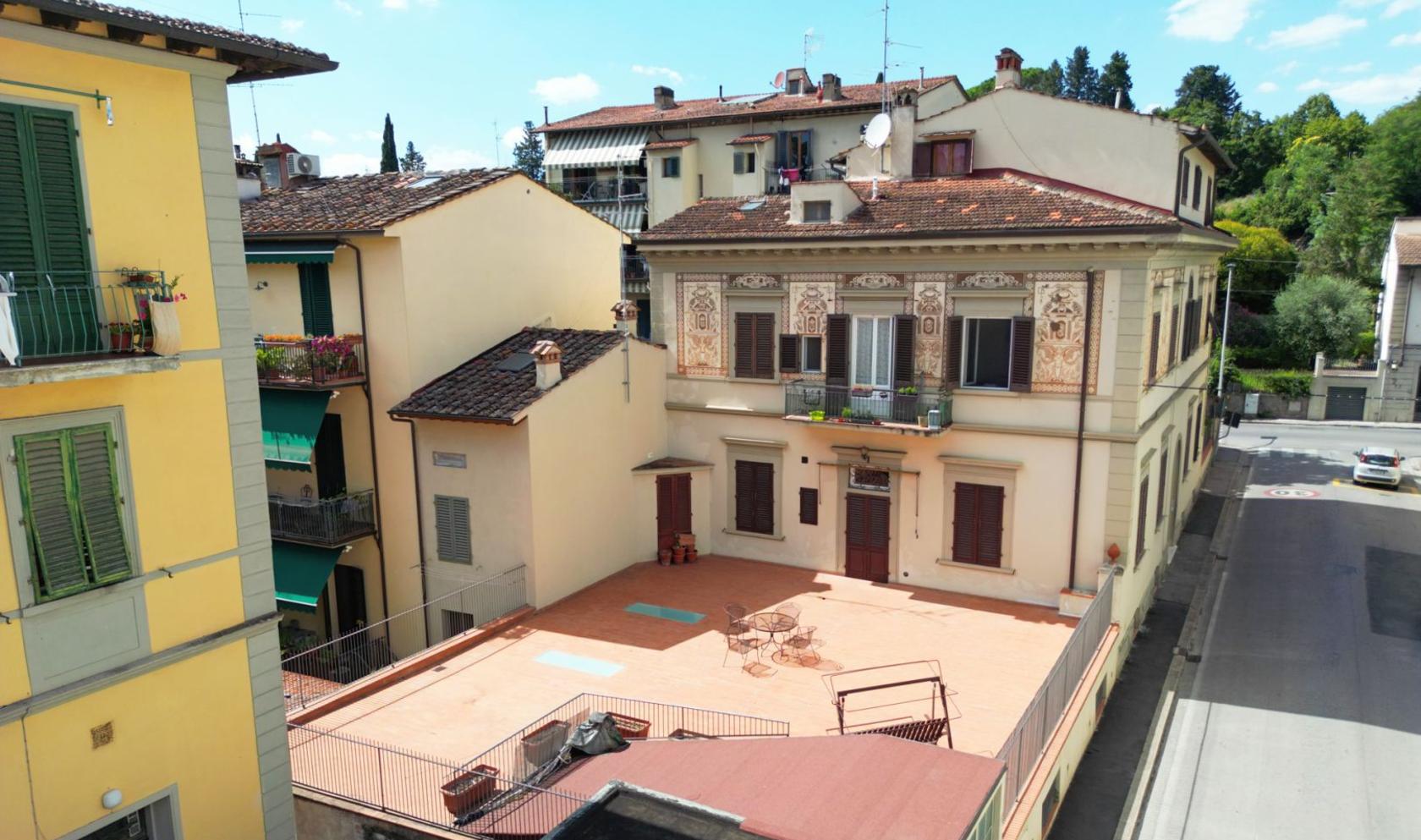 Toscana Immobiliare - Appartamento con grande terrazzo e fondo polifunzionale a Firenze