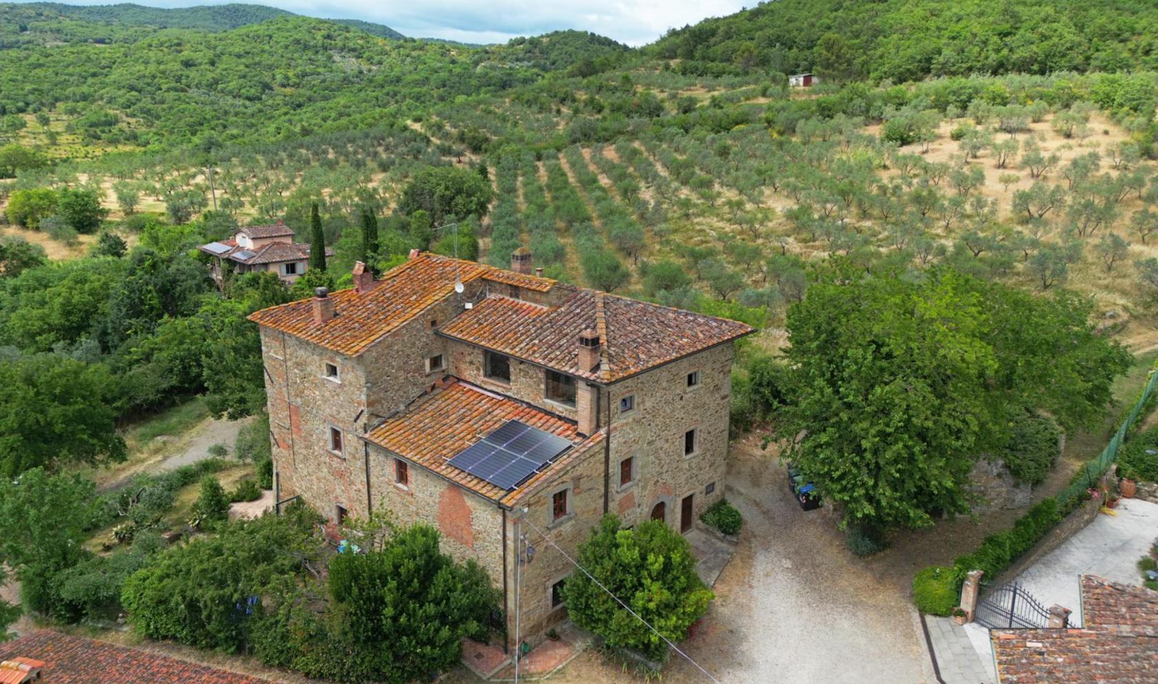 Toscana Immobiliare - Porzione di casale toscano con giardino privato e vista su Arezzo