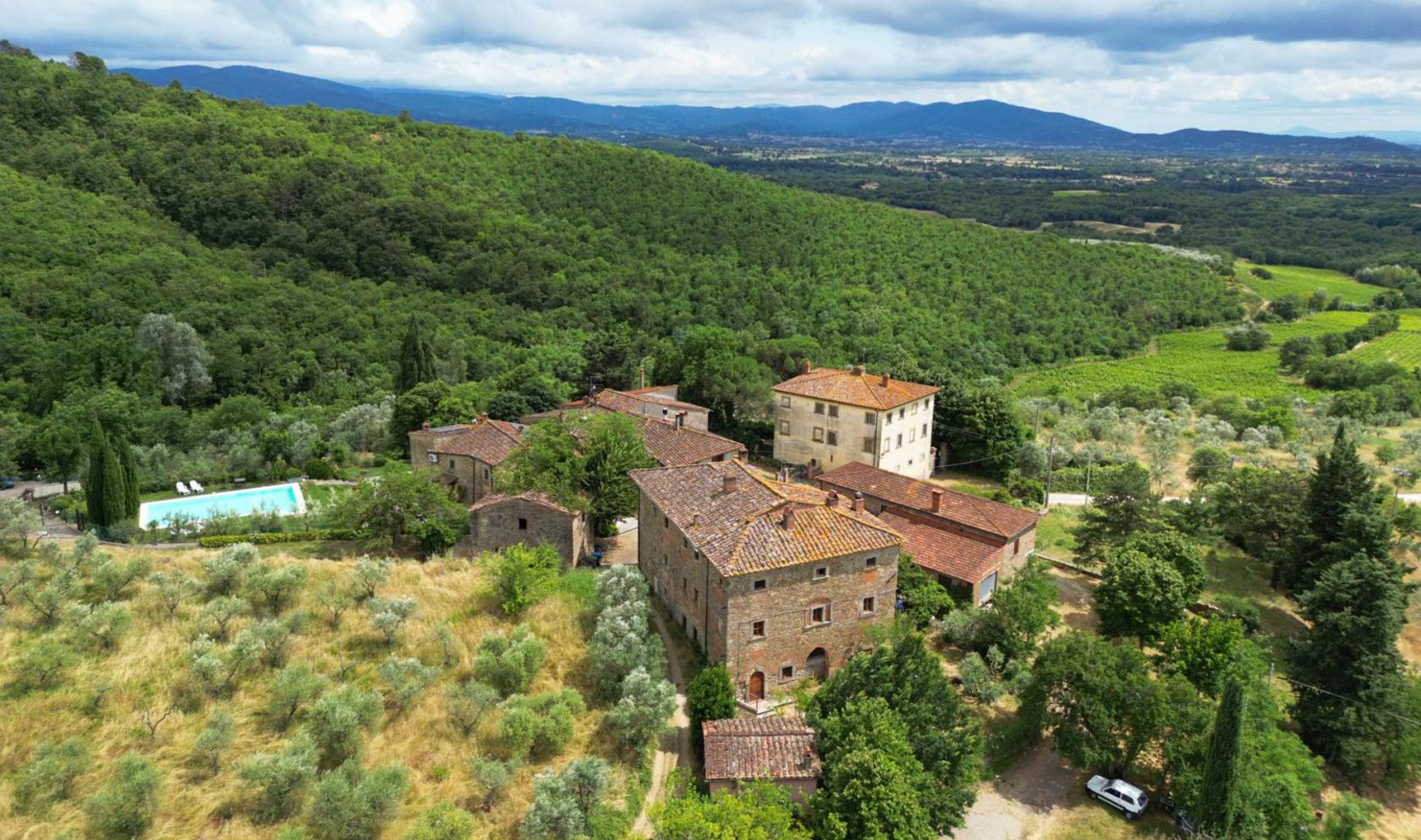 Toscana Immobiliare - Porzione di casale con terreno e vista panoramica su Arezzo
