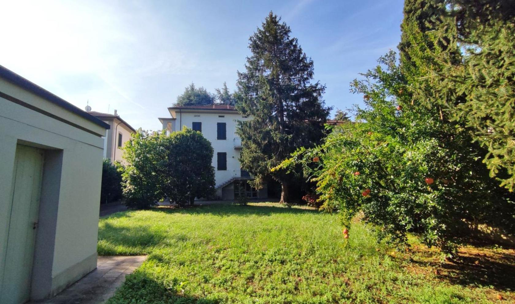 Toscana Immobiliare - Elegante villa anni 30' con giardino e garage a Lucca, in Toscana